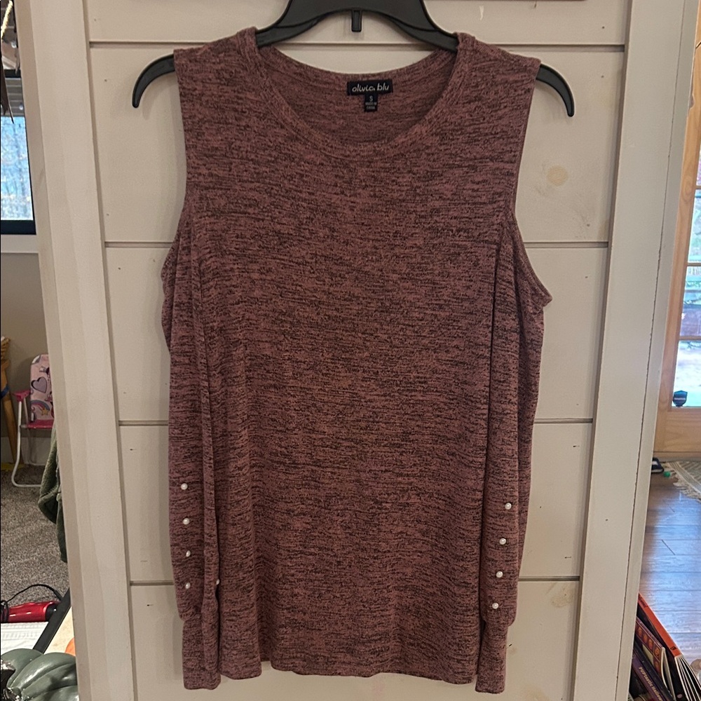 Chic Sleeveless Top in Maroon